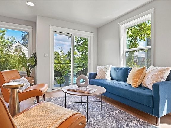 Living room (2nd floor)