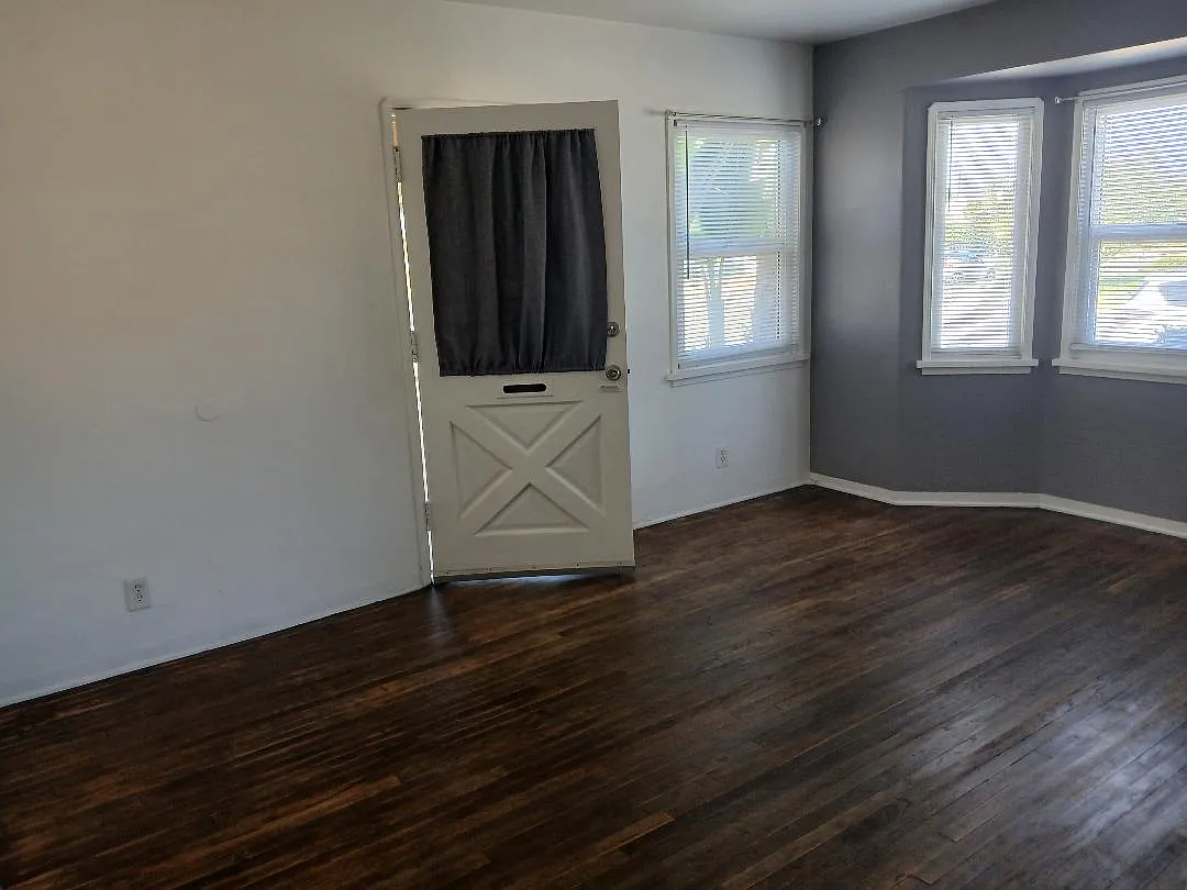 703 E Jefferson Ave — Photo 4