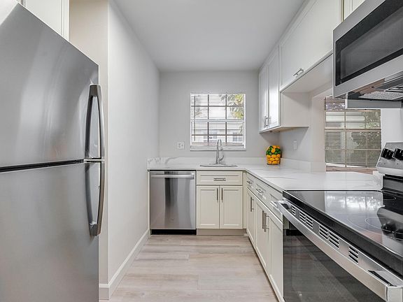 2nd image of 312 SE 10th Avenue #C