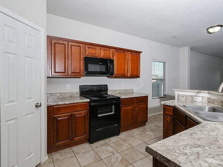2711 Wyandotte Ave — Photo 16