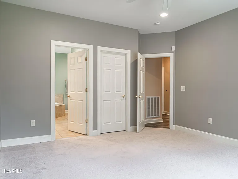 11 Victoria Dr — Photo 26