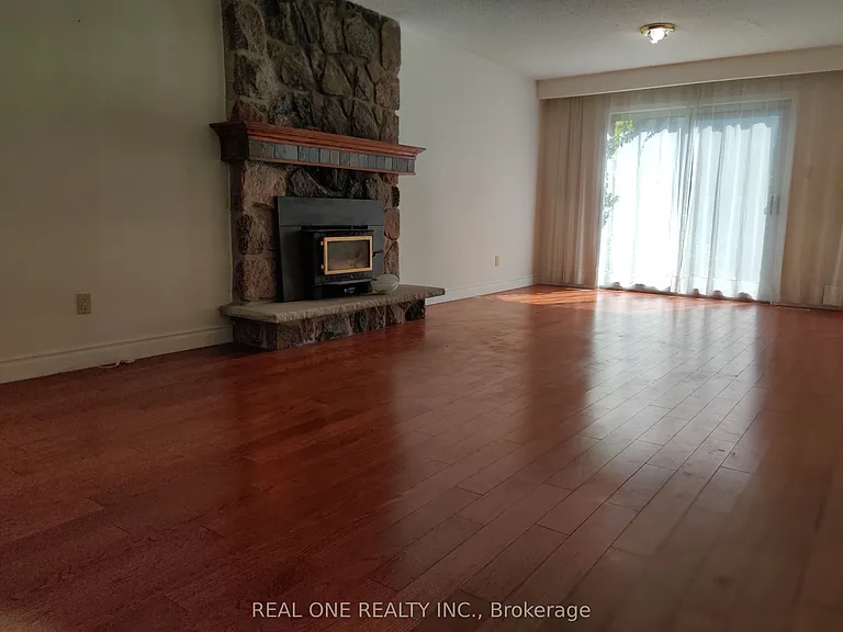 72 Liebeck Cres — Photo 2
