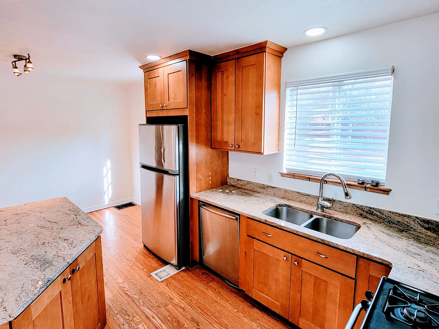 3 bed, 1950 sqft, $3,300 — Photo 3