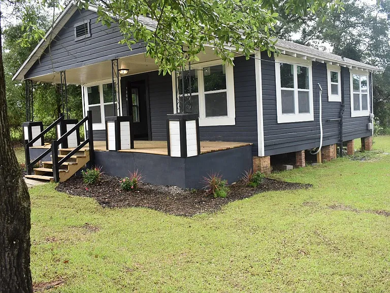 1200 W Lee St — Photo 2