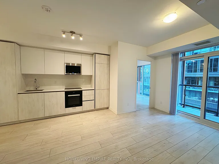 400 King St W #622 — Photo 10