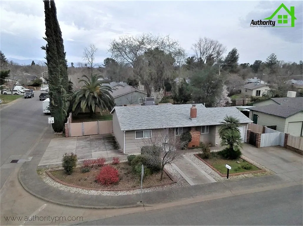 3 bed, 1.5 bath, 1015 sqft, $1,740 — Photo 2