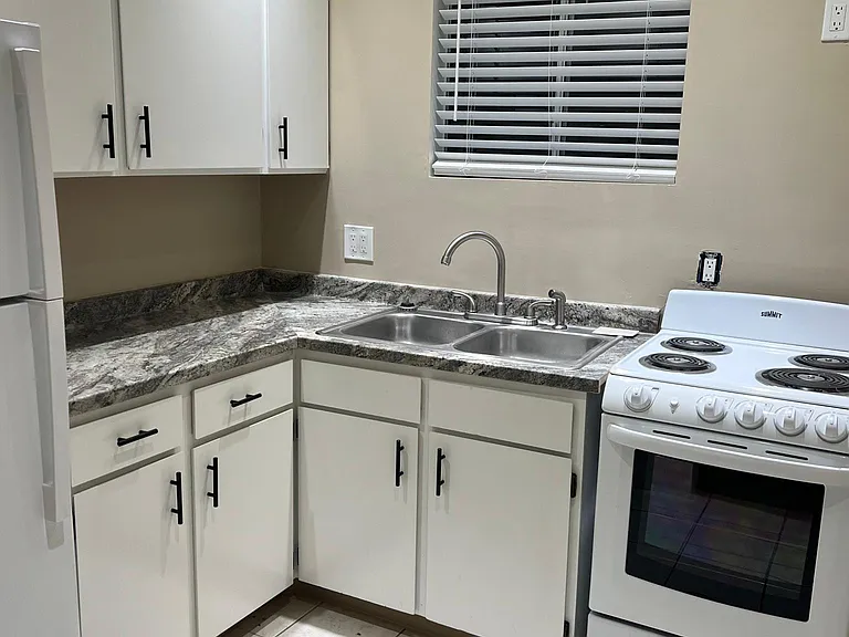 Full kitchen