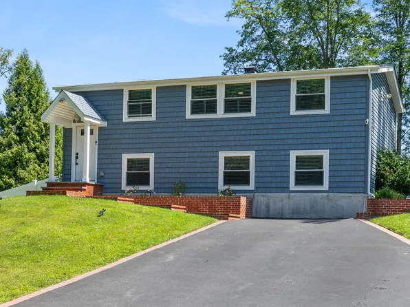 4 Bunny Ln, East Setauket, NY 11733