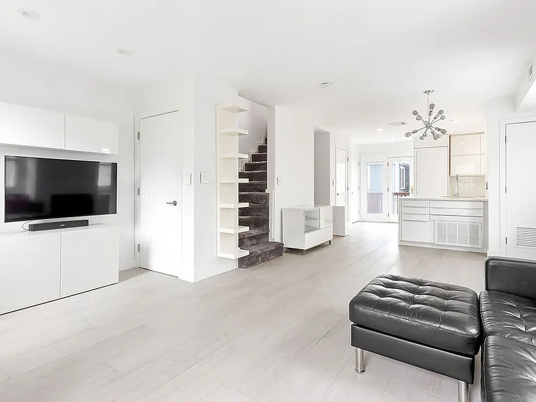 119 W 3rd St #B — Photo 9