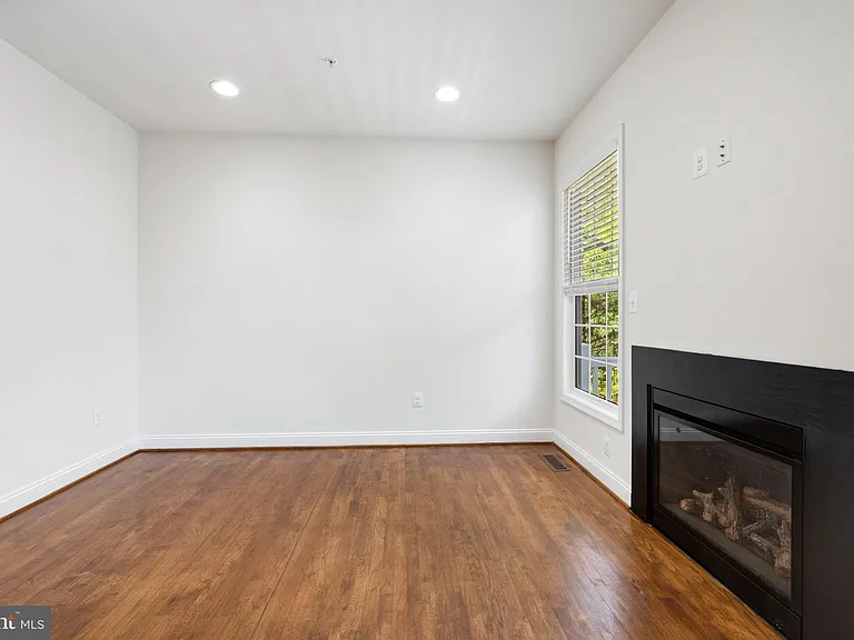 8342 Broderick Cir — Photo 12