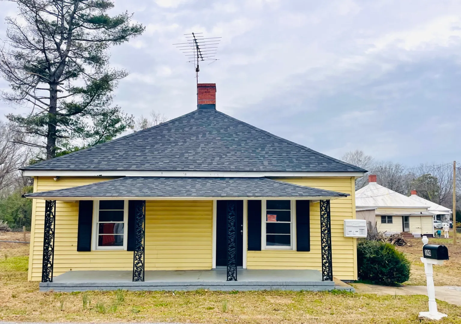 390 Farley Street — Photo 2