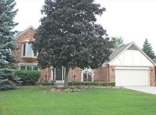 1805 Snowden Cir, Rochester Hills, MI 48306