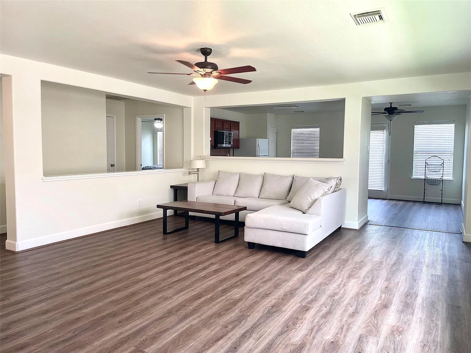 3 bed, 2.0 bath, 1825 sqft, $2,200 — Photo 2