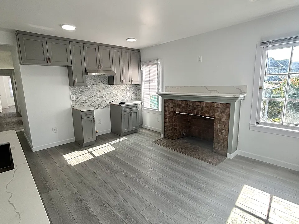 1956 1/2 Park Grove Ave #1