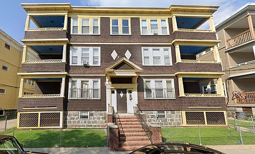 41 Hiawatha Rd #2R