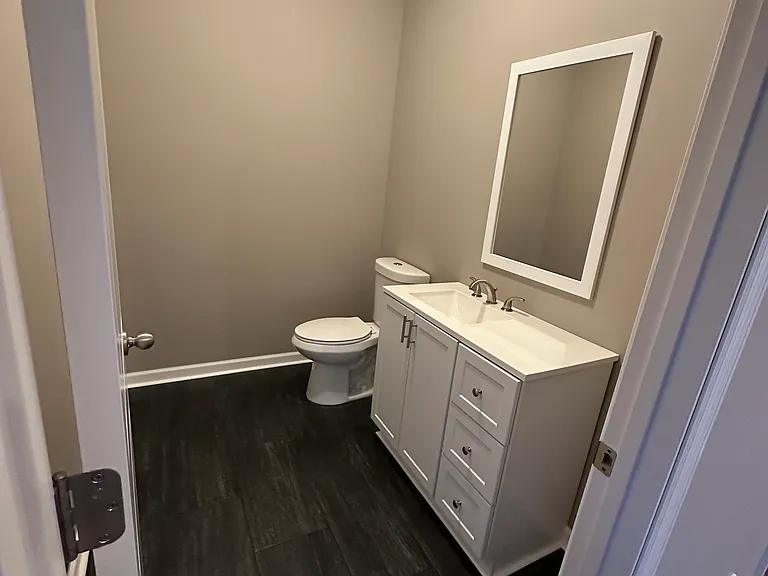 Lower level 1/2 bathroom