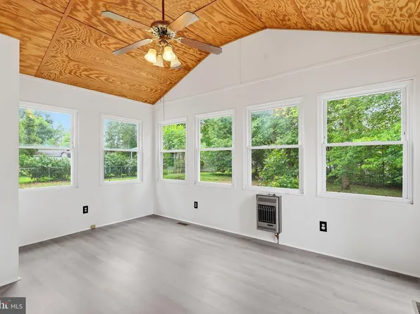 10800 Woodland Dr, Fredericksburg, VA 22407