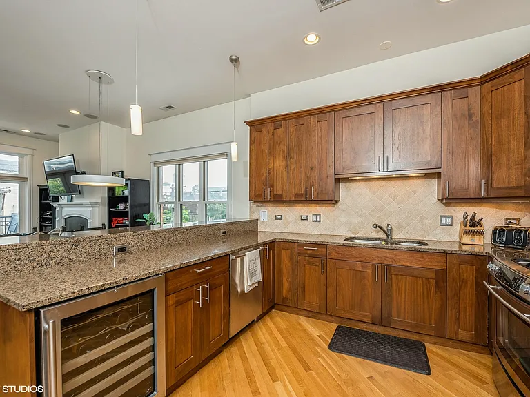 2905 N Halsted St #302 — Photo 6