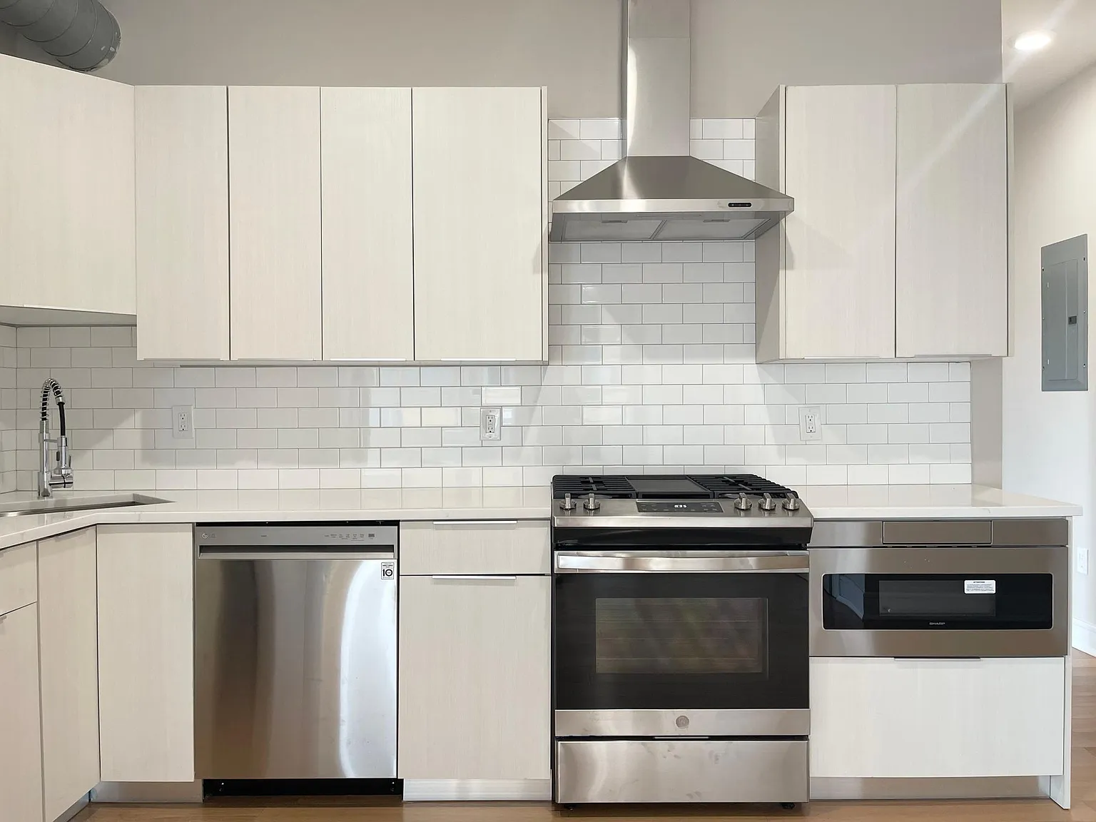 1 bed, 900 sqft, $2,200 — Photo 1