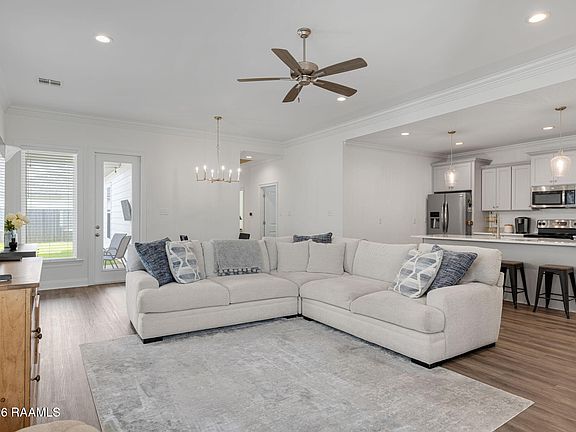 3rd image of 309 Berchman Oaks Dr