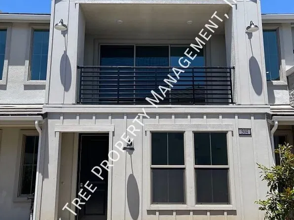 504 W Balsam Ln, Clovis, CA 93611