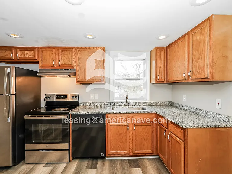 185747_008_kitchen_8.jpg