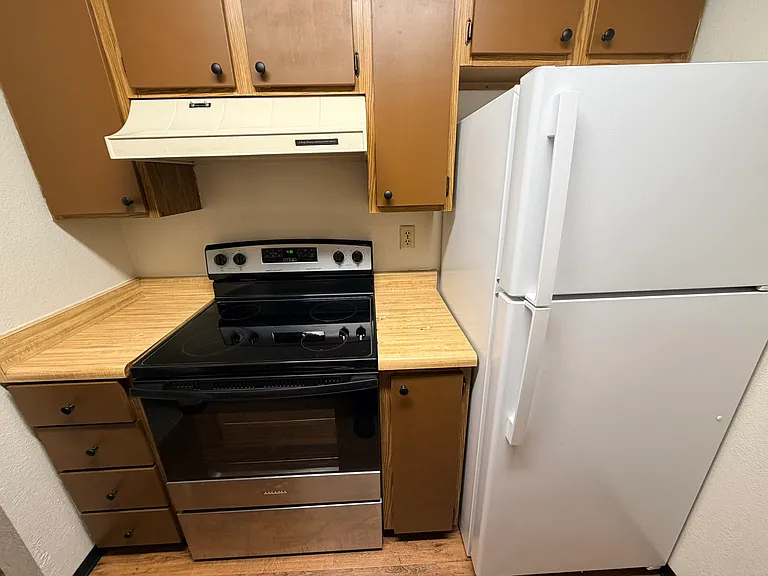 Maple Leaf Apartments — Photo 9