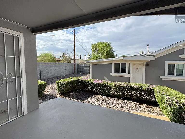 1017 E Moreland St — Photo 8