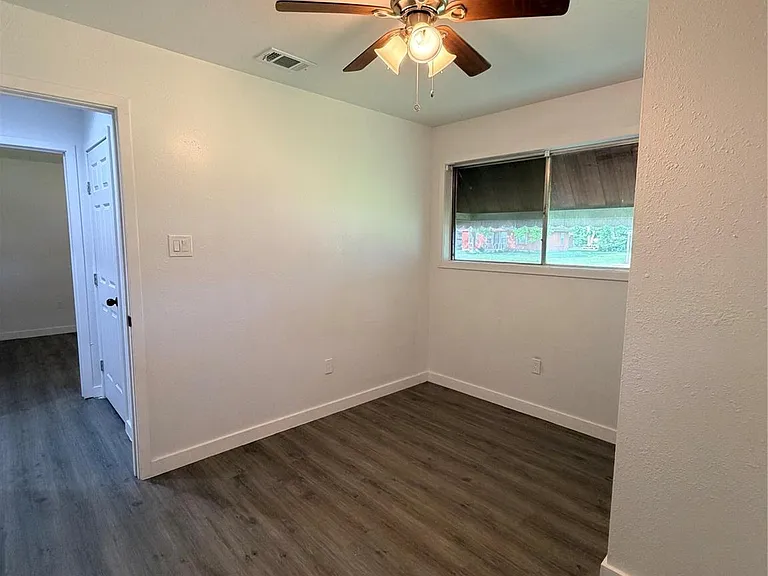 2426 Dupont St — Photo 9