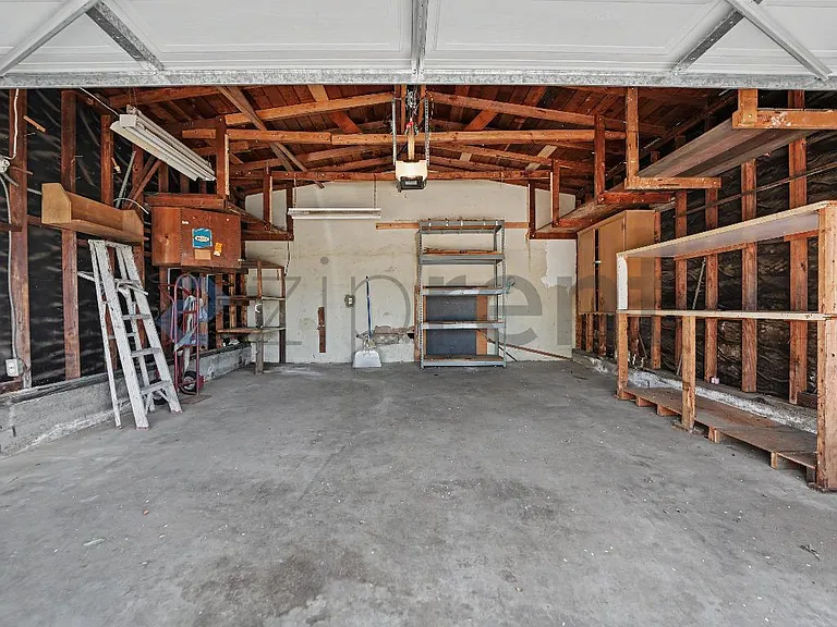 652 35th St — Photo 2