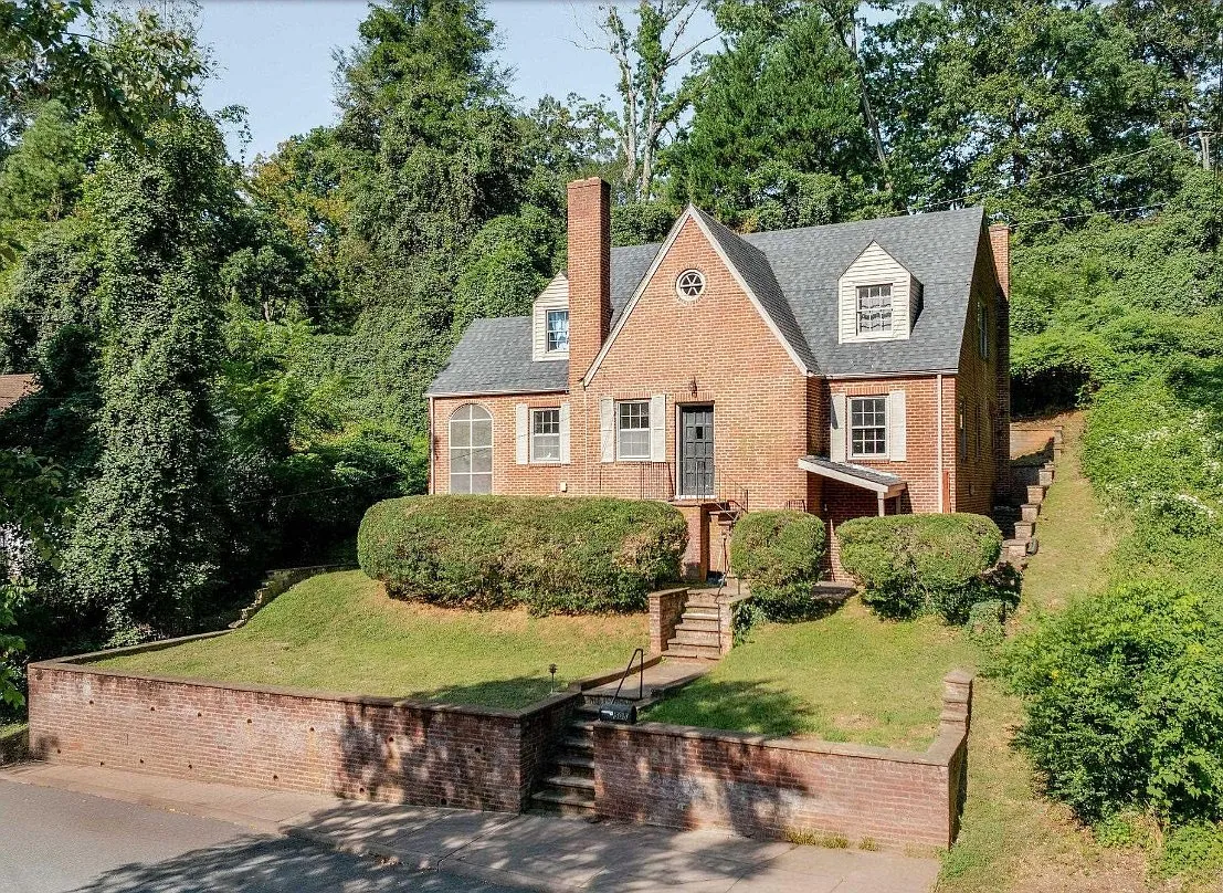 8 bed, 2170 sqft, $10,395 — Photo 2