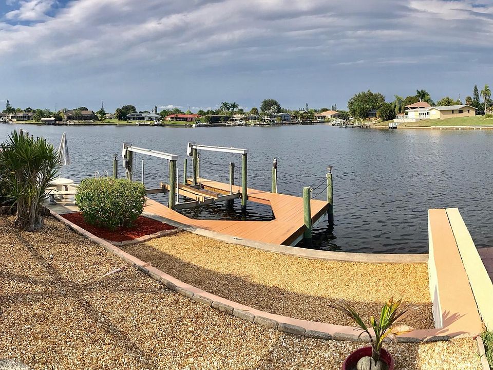 Backyard view with wide direct gulf access canal