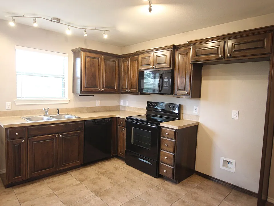 Tour Today! 2 Bed 1.5 Bath Townhome, Lindale ISD!