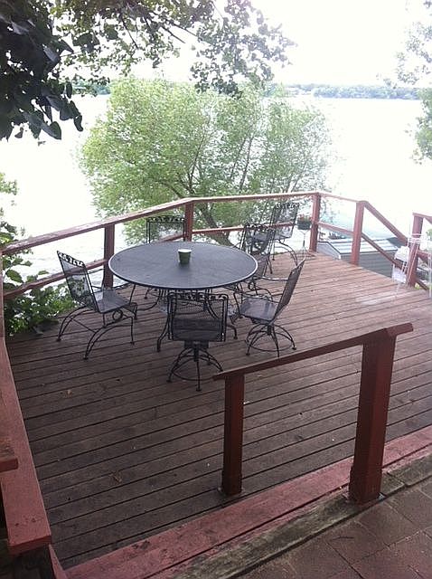 Outdoor dining for 8!