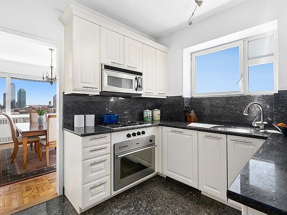 5th image of 45 Sutton Pl S #17FSPL