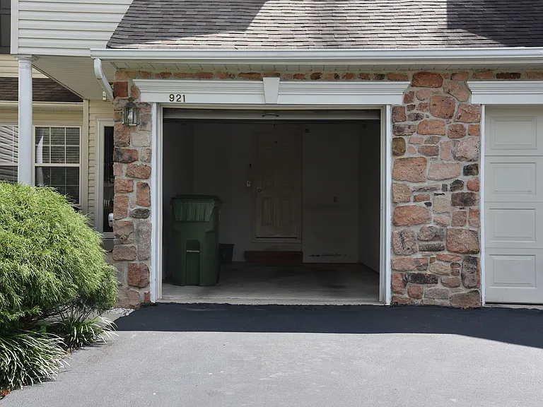 921 Bentley Ct — Photo 22