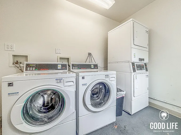 SD: Comfortable Junior 1BD/1BA Unit in Hillcrest with On-Site Laundry & Shared Courtyard — Photo 11