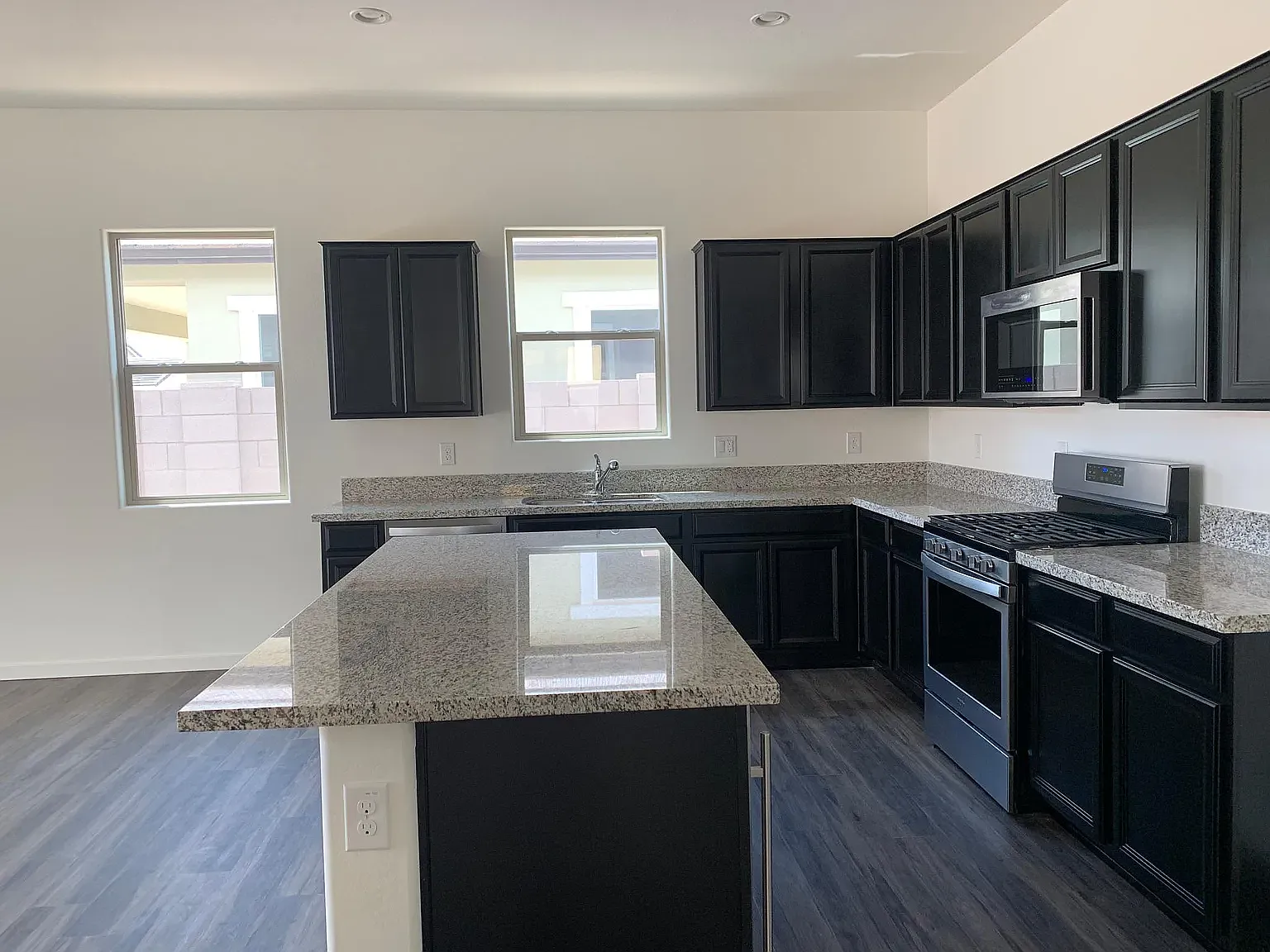 3 bed, 2228 sqft, $2,595 — Photo 3