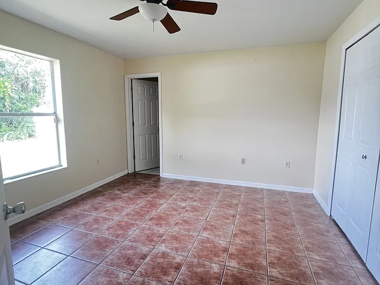 213 SE 23rd Pl — Photo 8