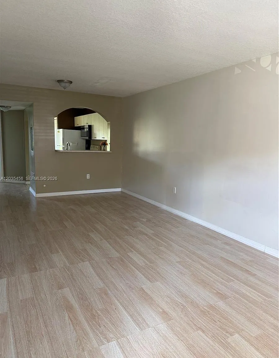 Venetia Gardens Condo — Photo 3
