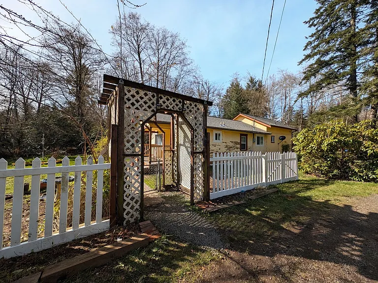 1580 Saddle Club Rd SE — Photo 2
