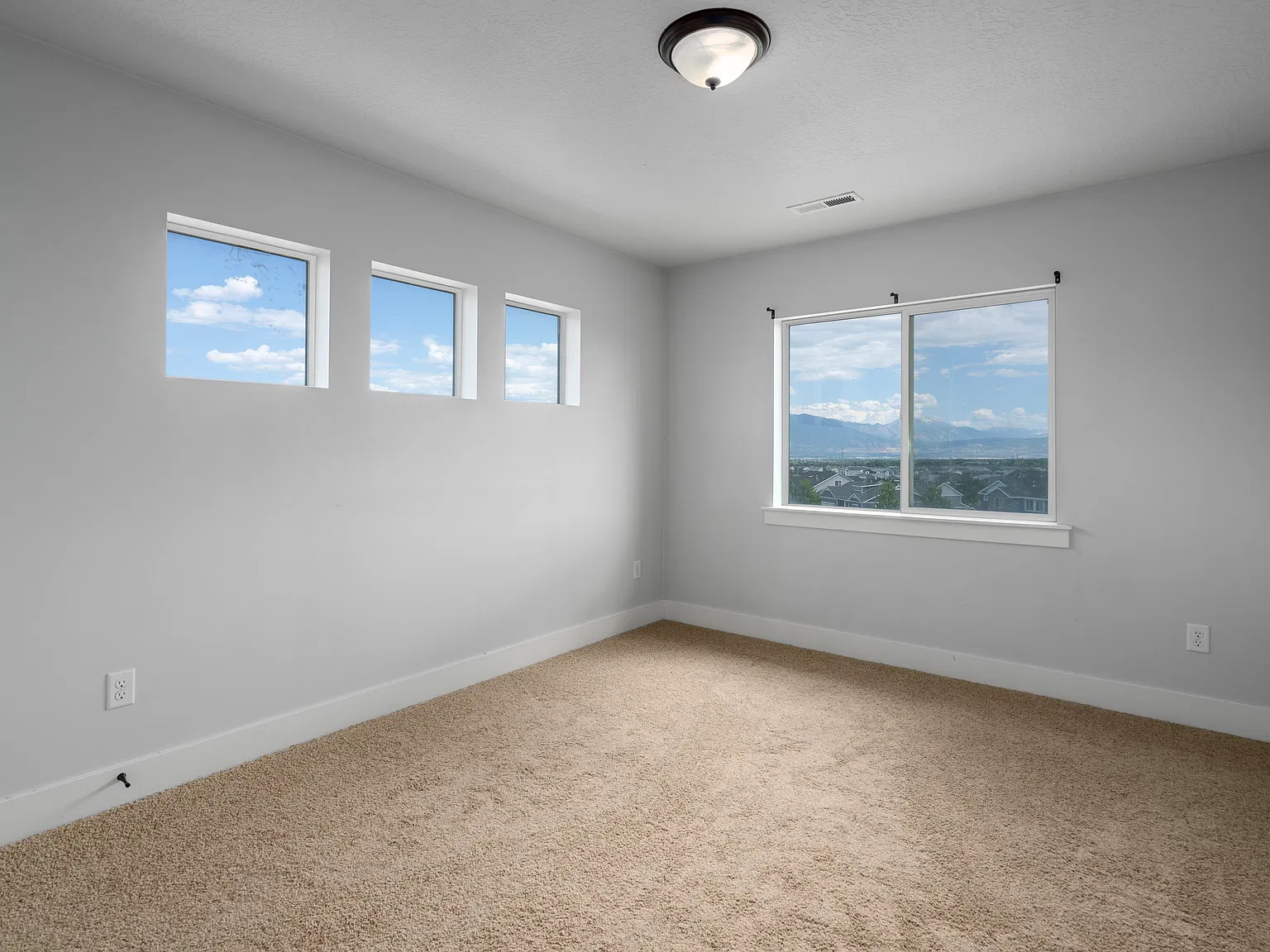 4 bed, 2.5 bath, 3291 sqft, $700 — Photo 4