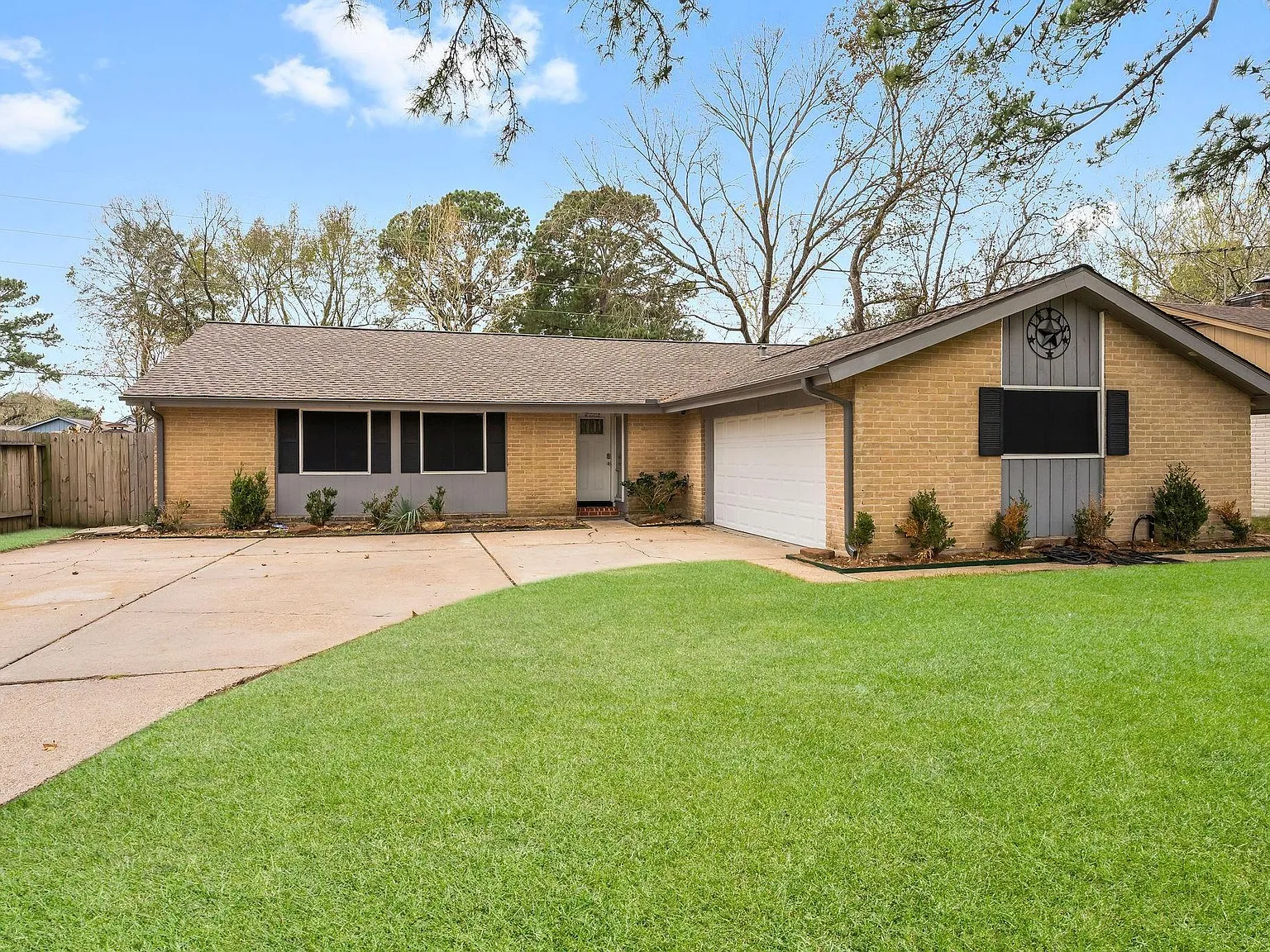 3 bed, 2.0 bath, 1484 sqft, $1,900 — Photo 2