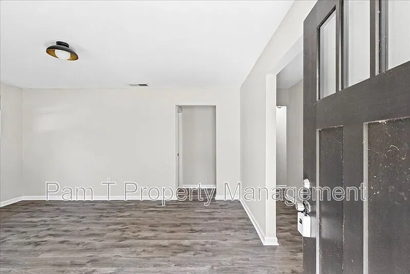 3 bed, 1.0 bath, 1363 sqft, $1,900 — Photo 4