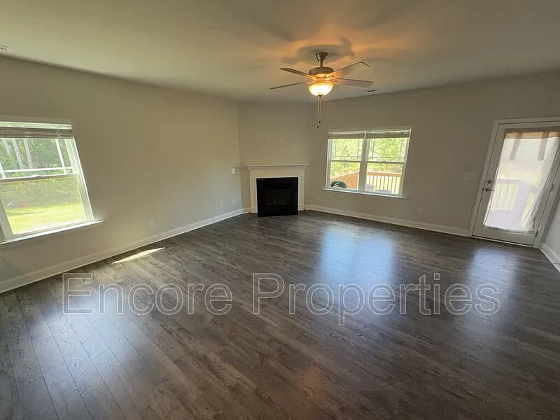 6 bed, 3.5 bath, 3104 sqft, $2,700 — Photo 4