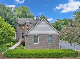 9695 Forest Ridge Dr, Clarkston, MI 48348