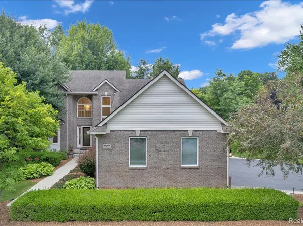 9695 Forest Ridge Dr, Clarkston, MI 48348
