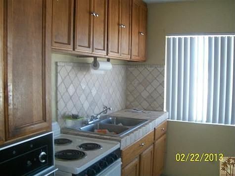 4th image of 9582 Avenue E