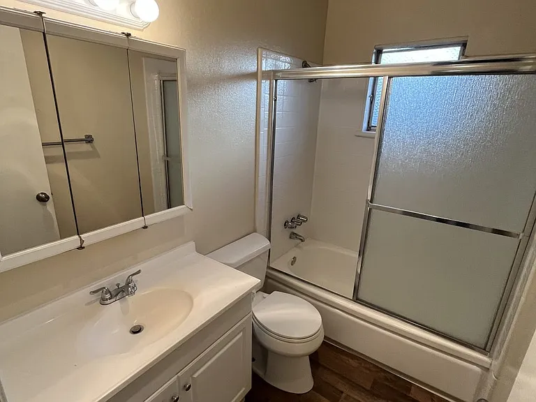 105 Rule Ct — Photo 10