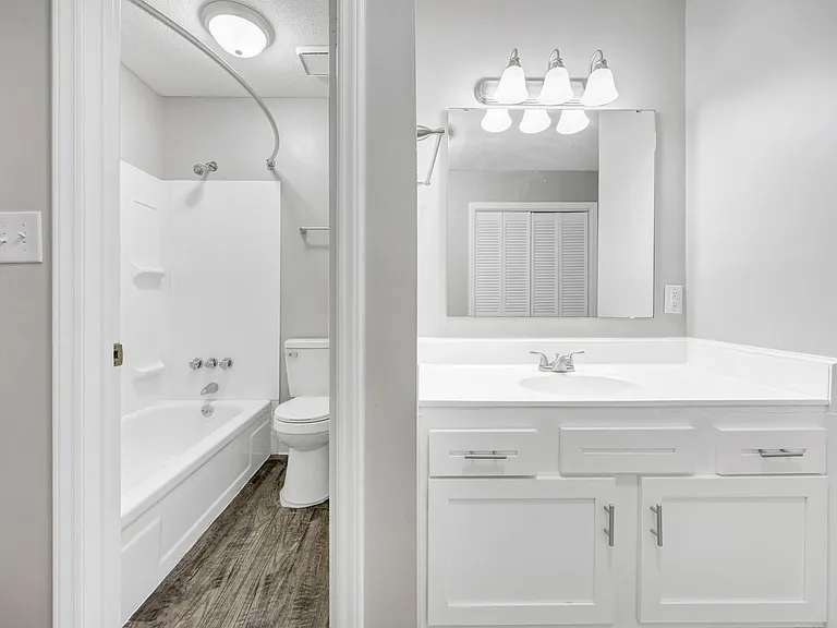 Landmark Woods Apartment Homes — Photo 33